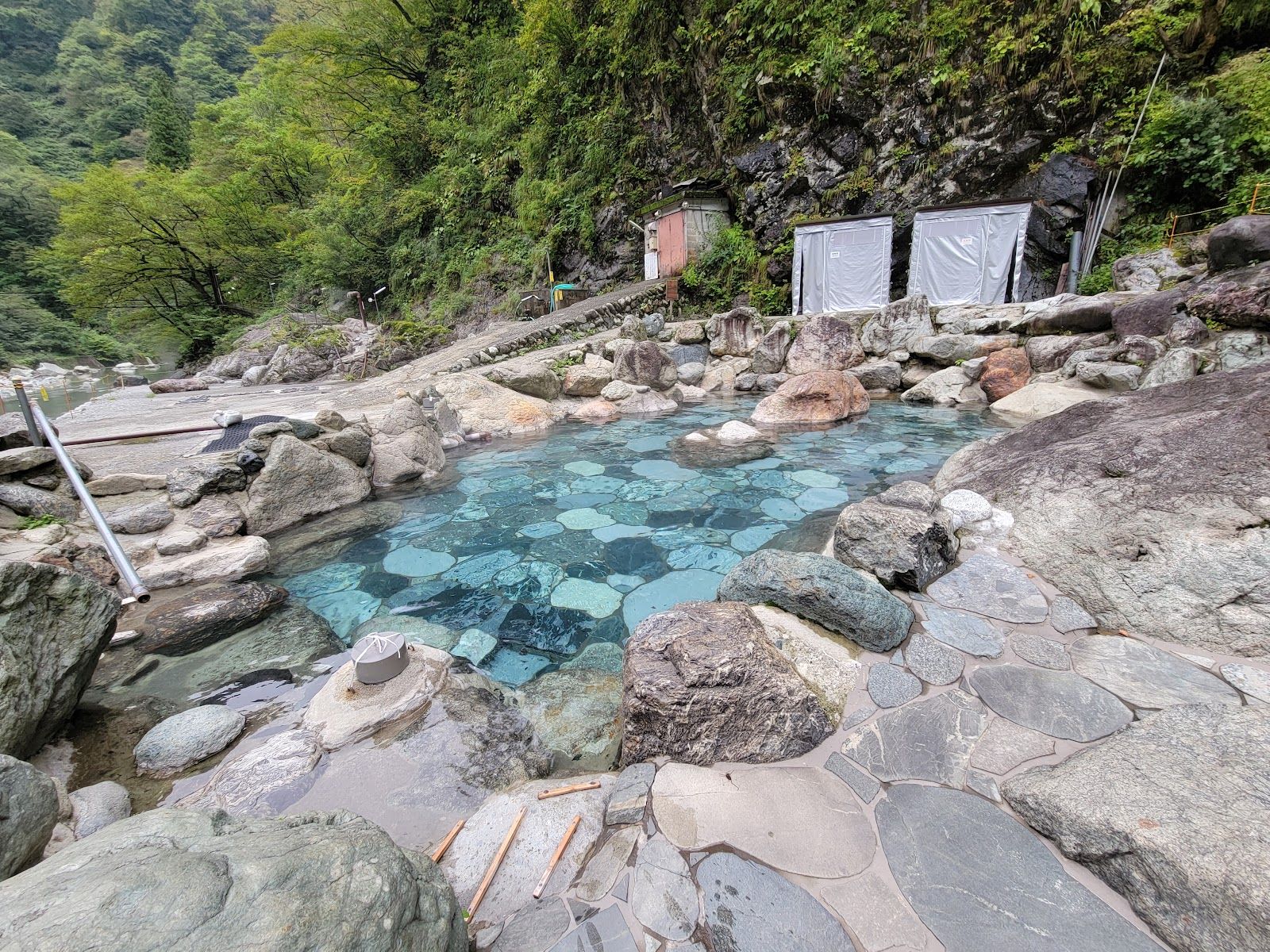 Kuronagi Onsen outdoor mixed gender hot spring - Japan - Rexby
