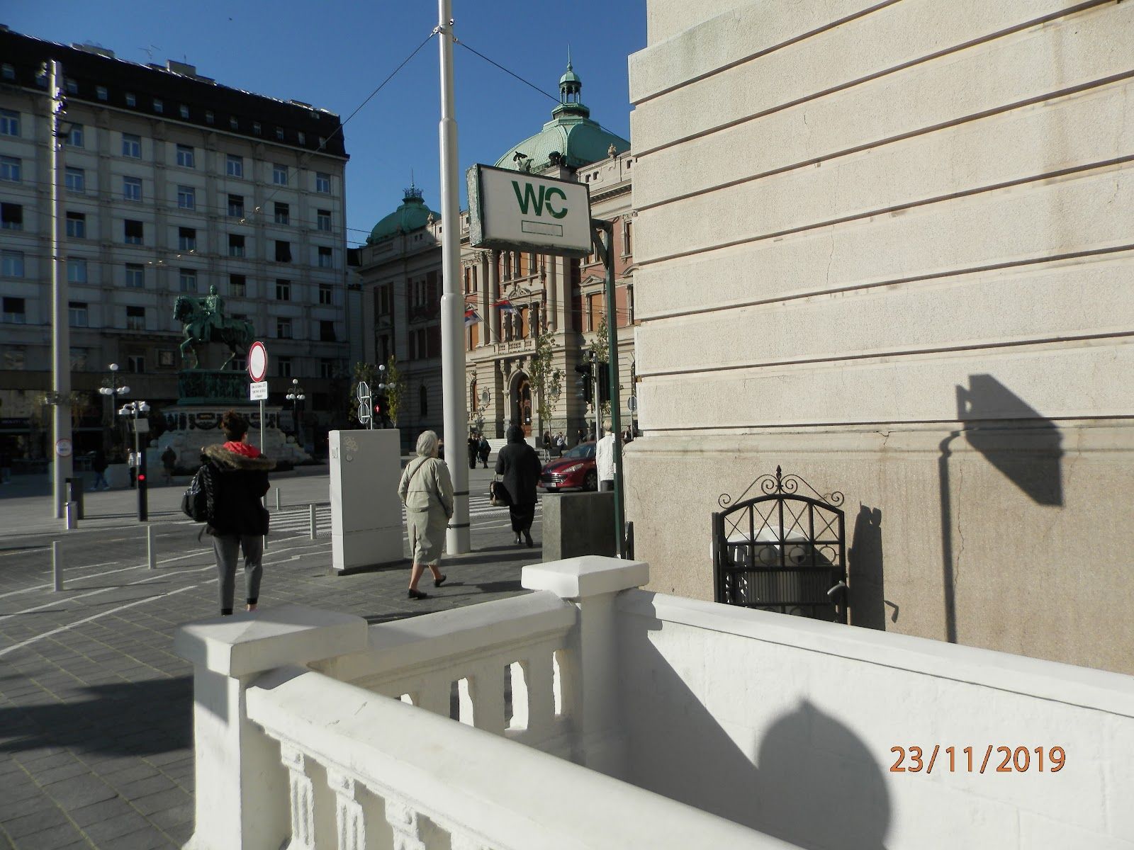 CRUISING: Тoilet "Narodno pozorište" | free services