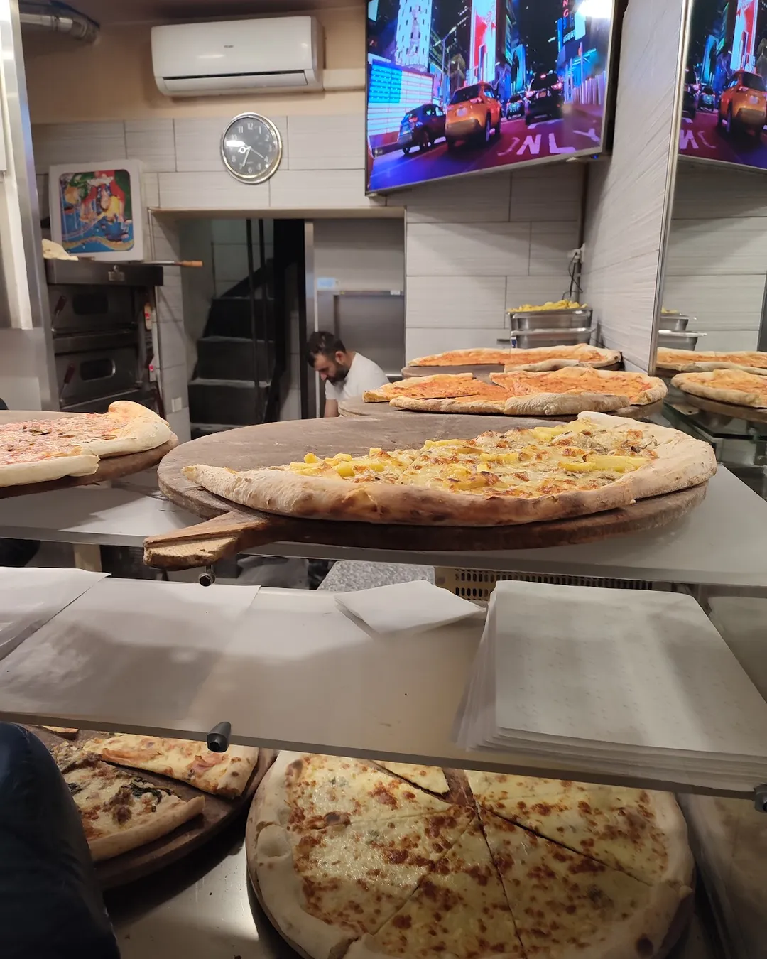 Pizzeria Due Torri - Bologna, Italy - Rexby, image size:1080x1350