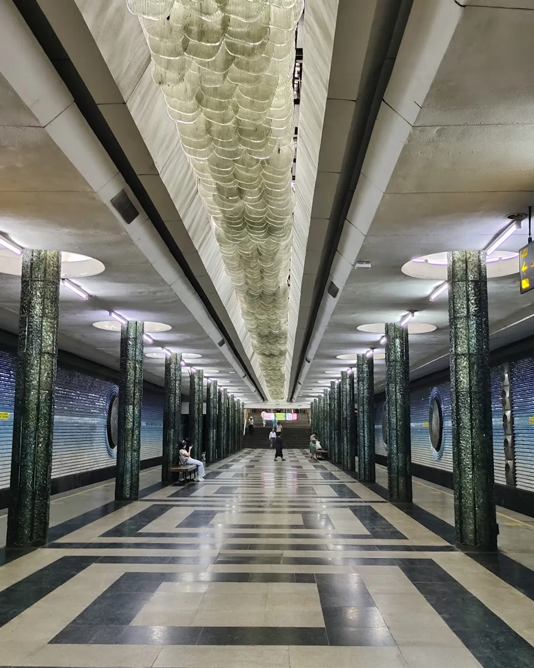 Kosmonavtlar Metro Station