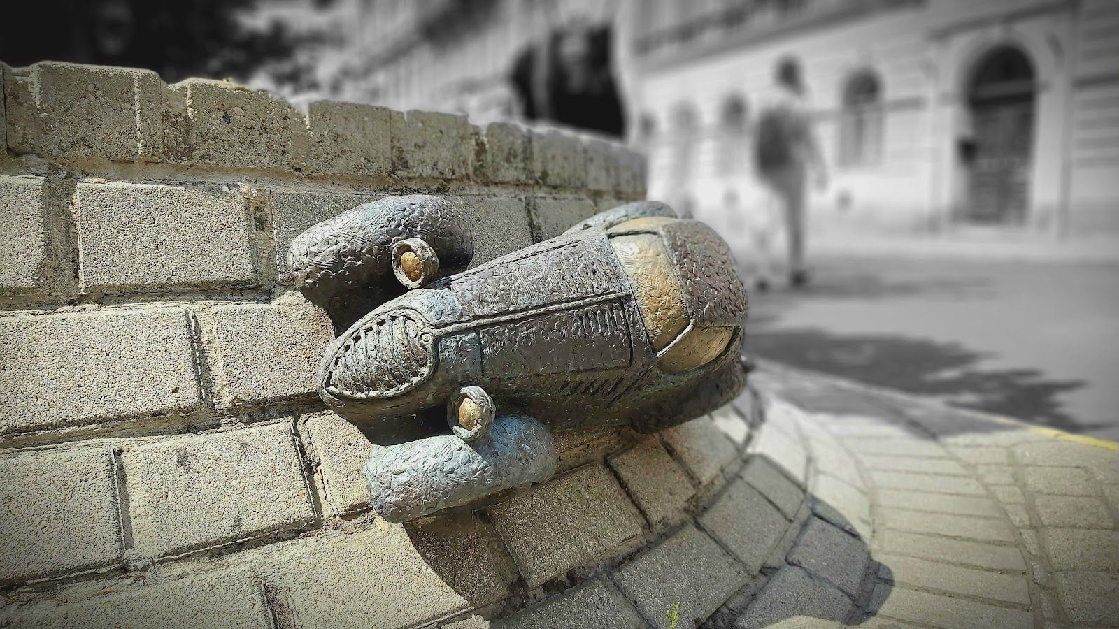 Kolodko: A tizennégy karátos autó miniszobor