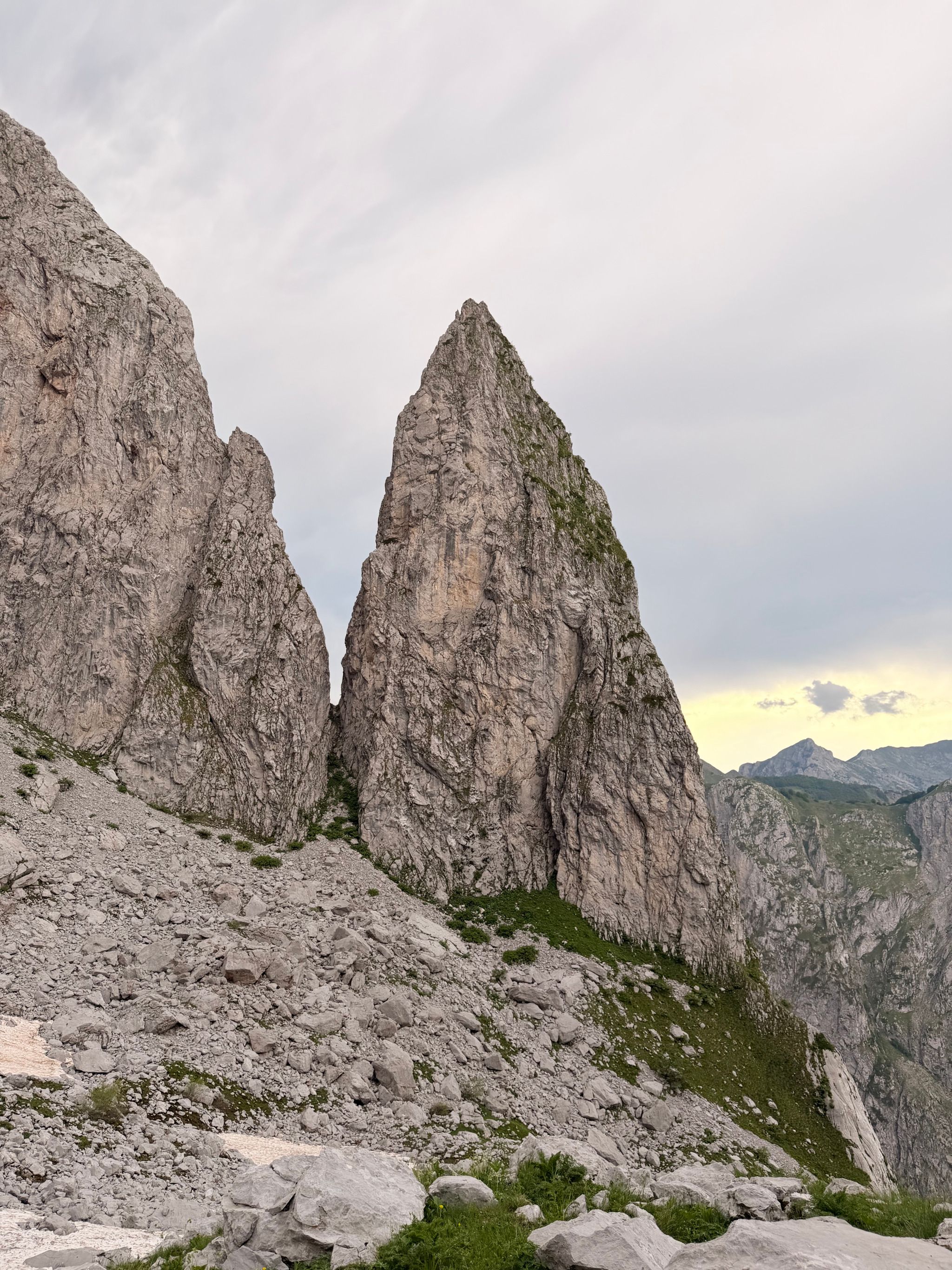 Karanfili mountain range