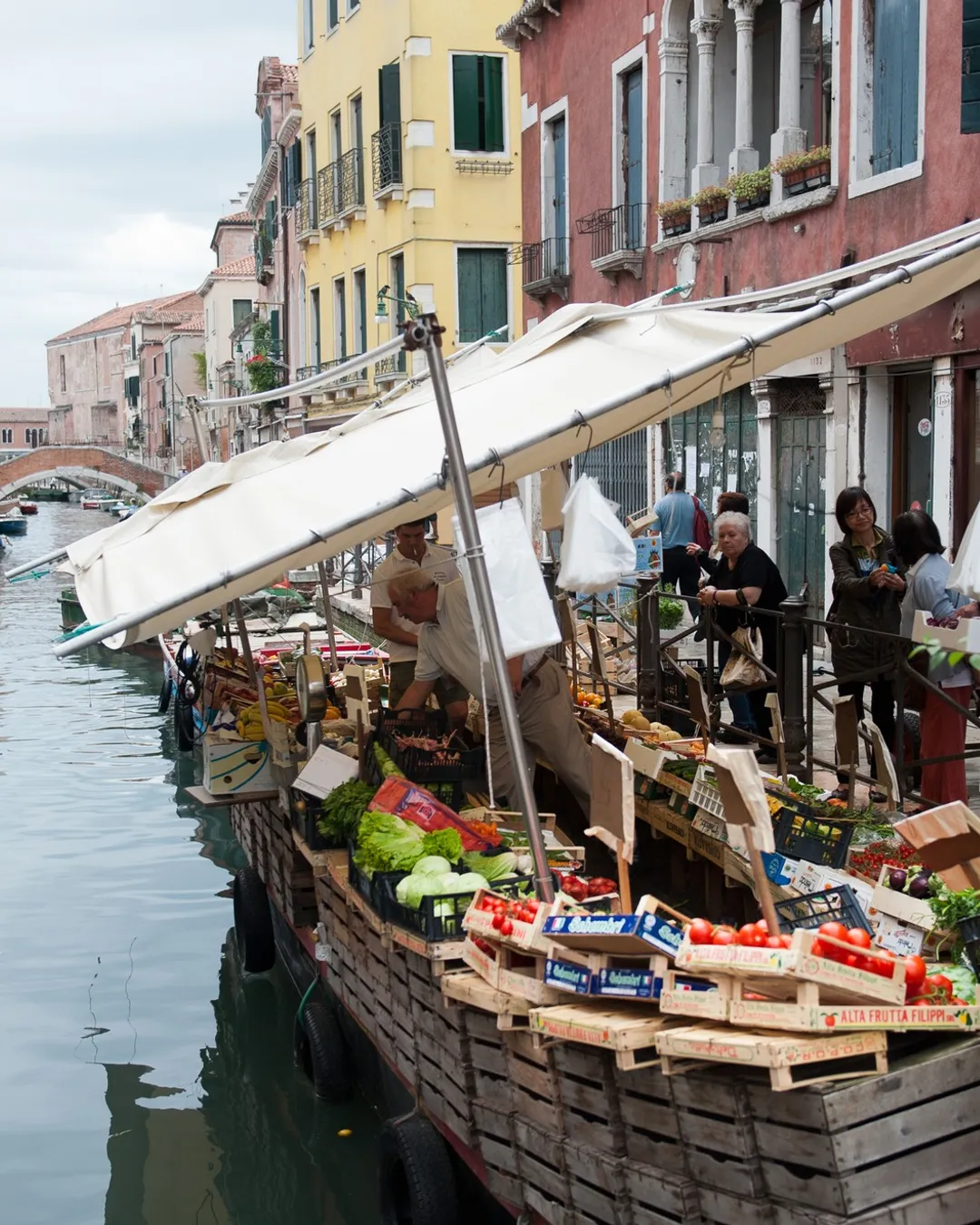 📍 Floating Fruit & Vegetable Boat – End of Via Garibaldi