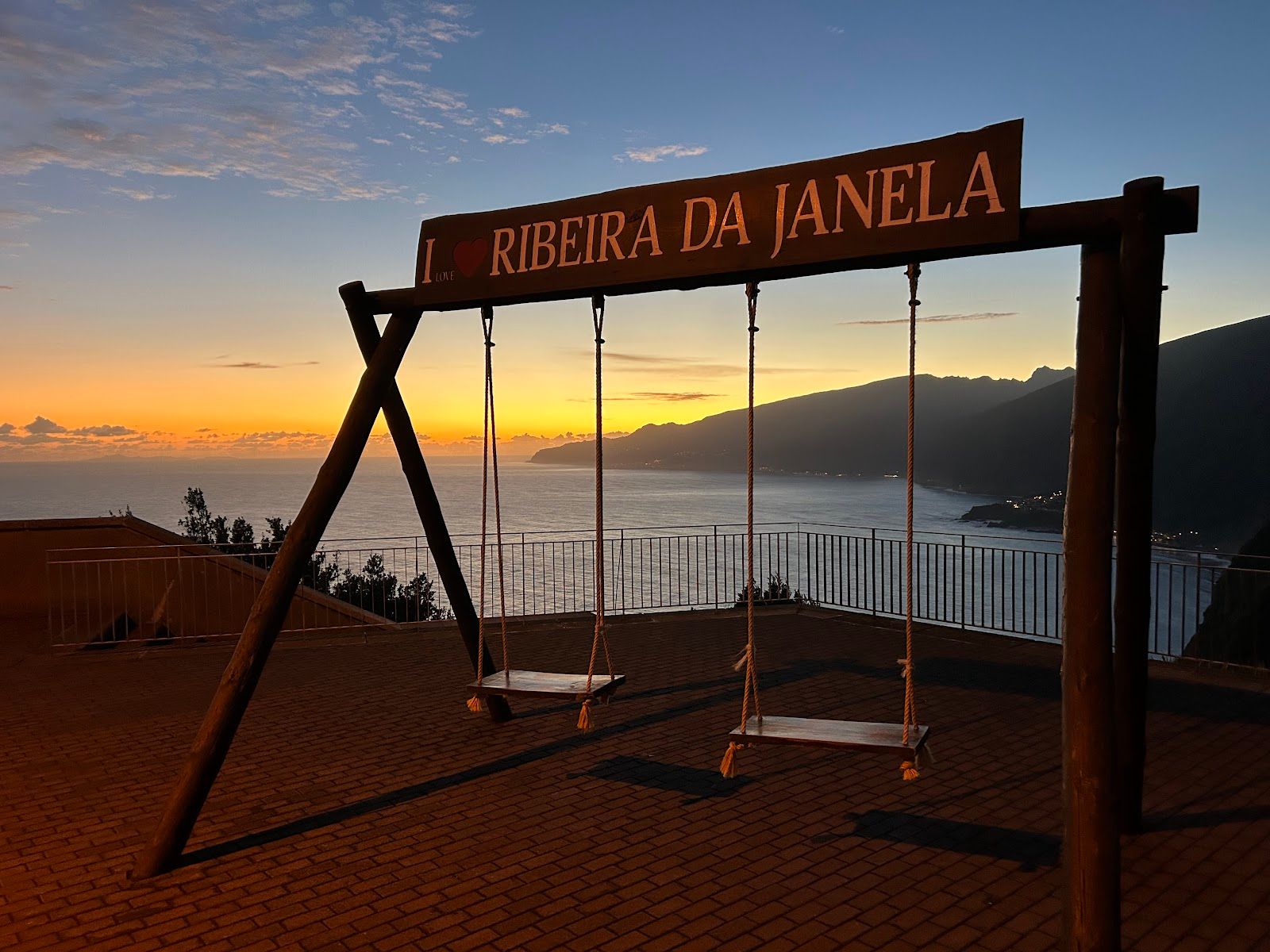 Viewpoint with swings Miradouro da Eira da Achada