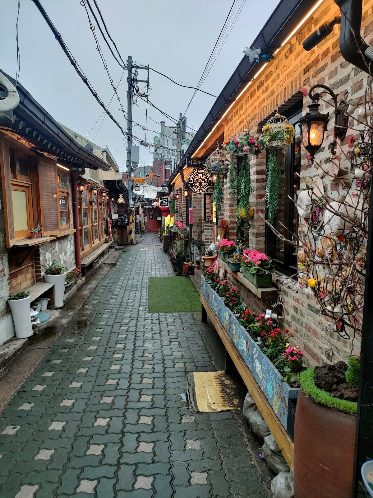 Ikseon-dong Hanok Village (익선동 한옥마을)