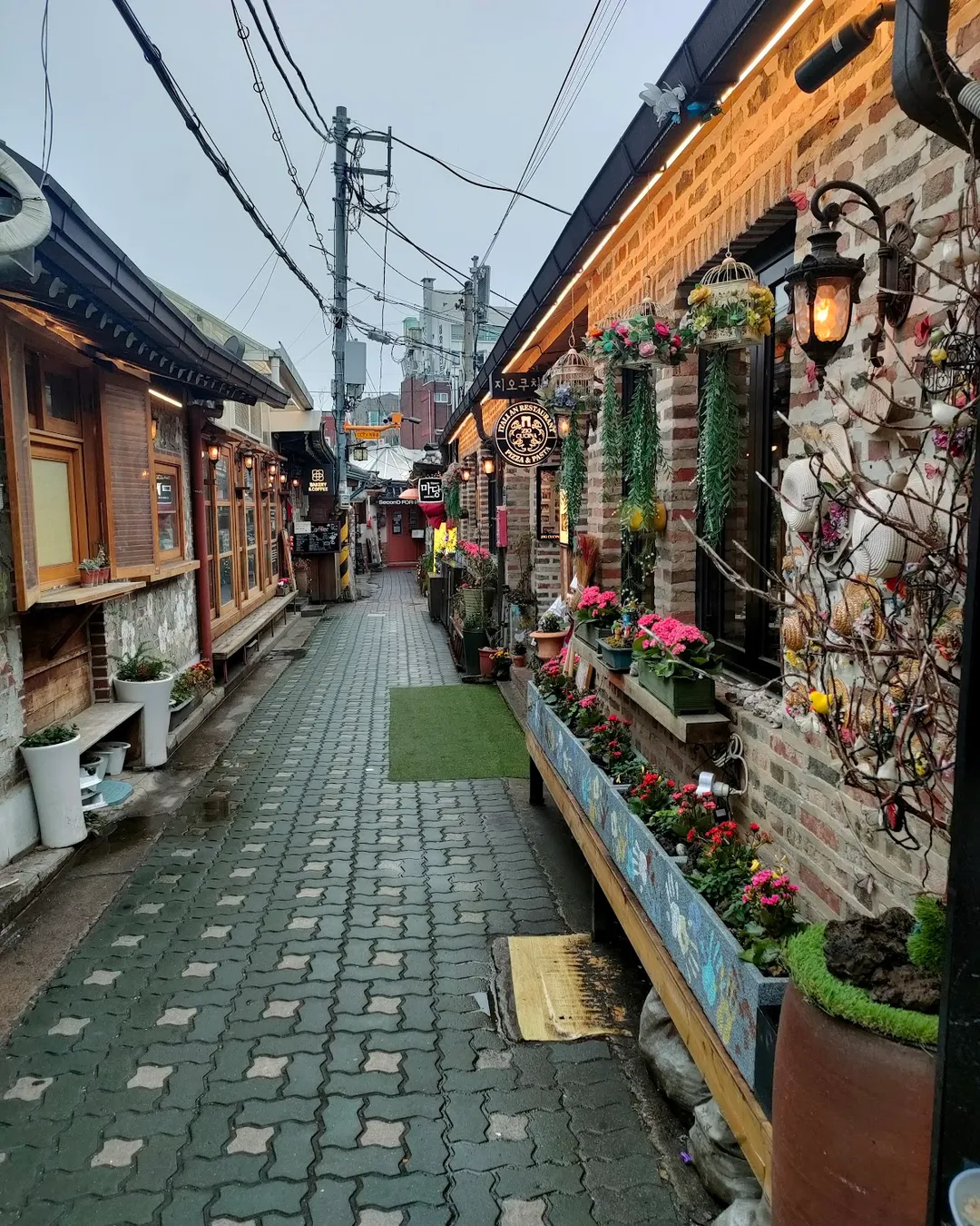 Ikseon-dong Hanok Village (익선동 한옥마을)