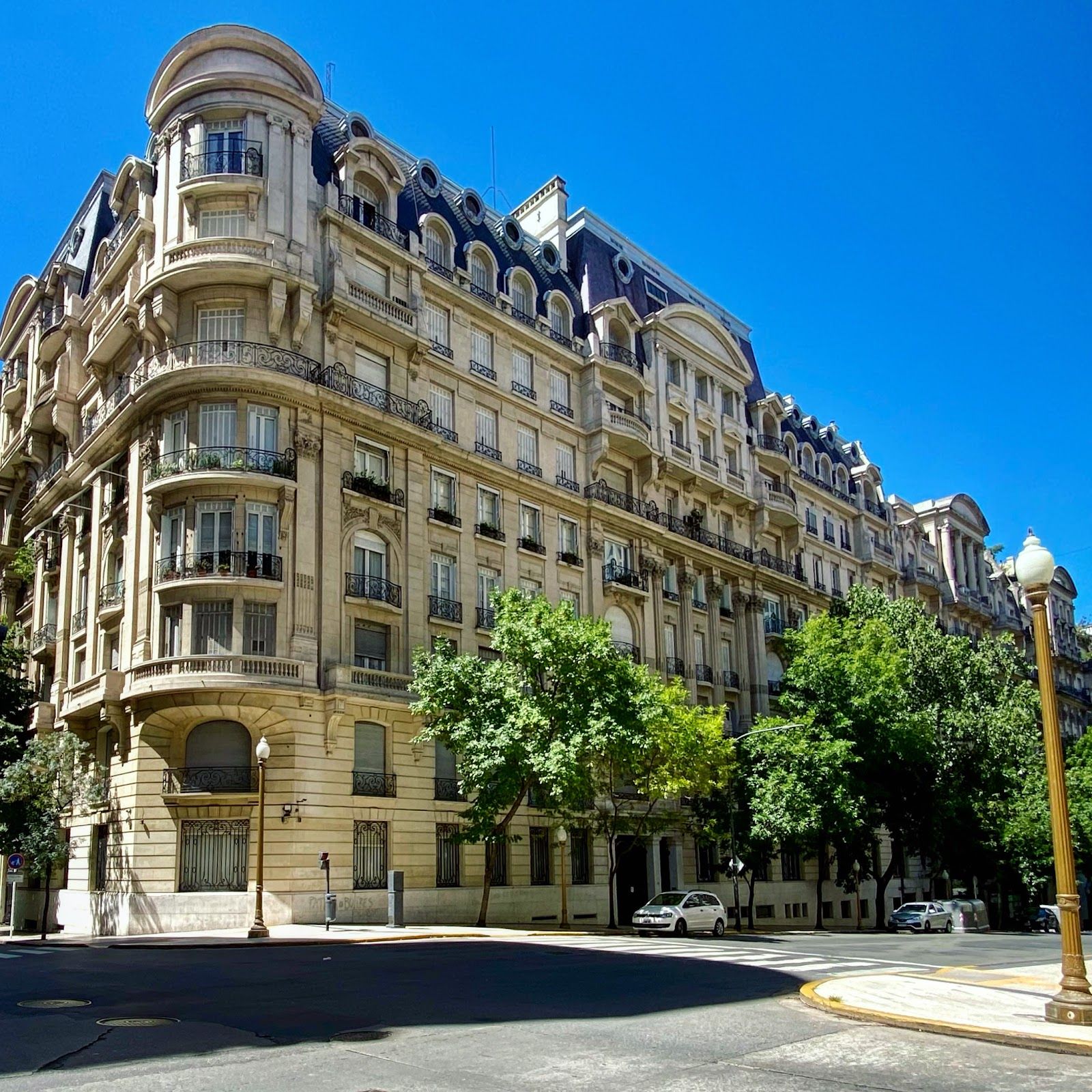 Estrugamou Building