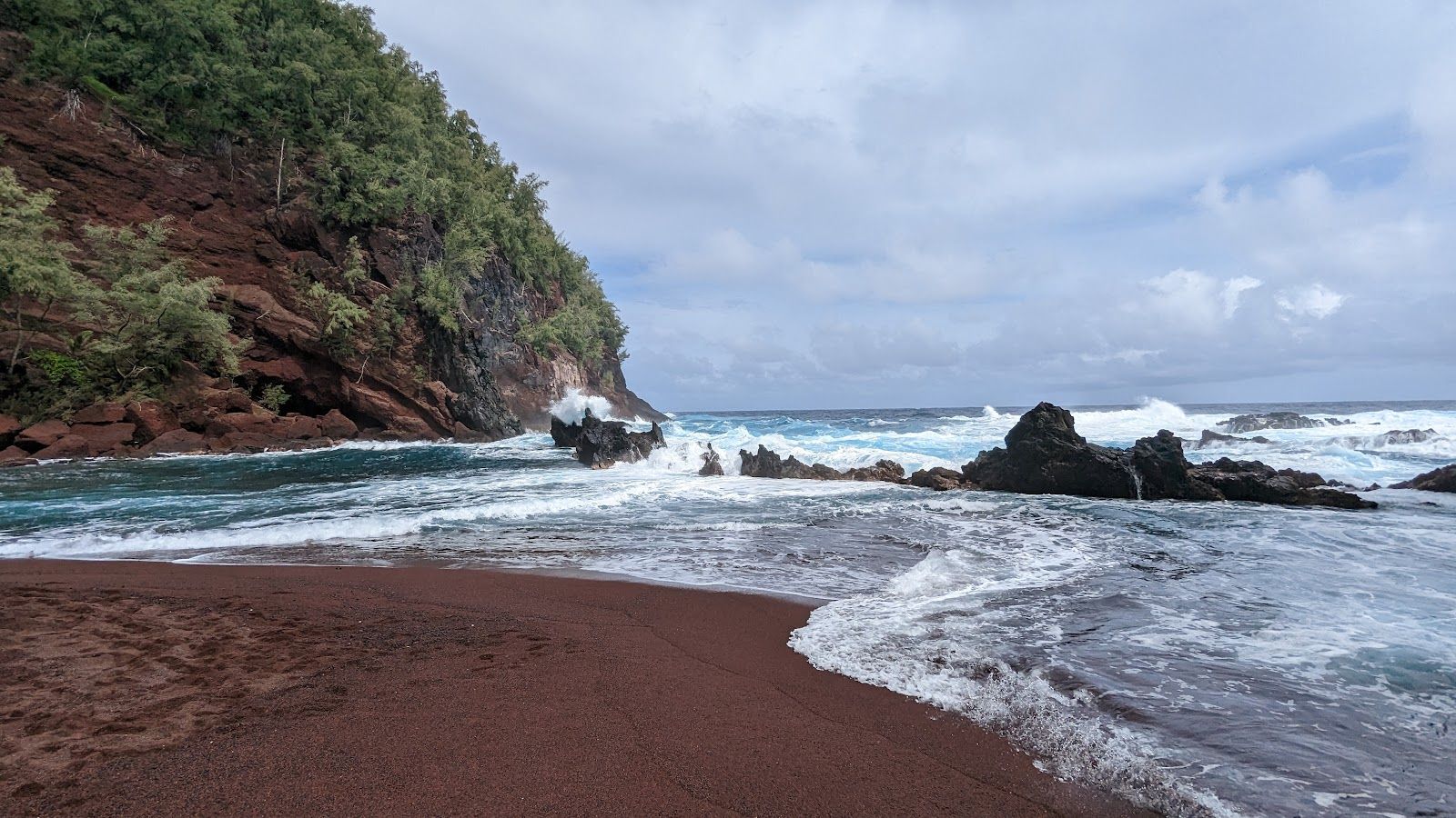 Kaihalulu Red Sand Beach