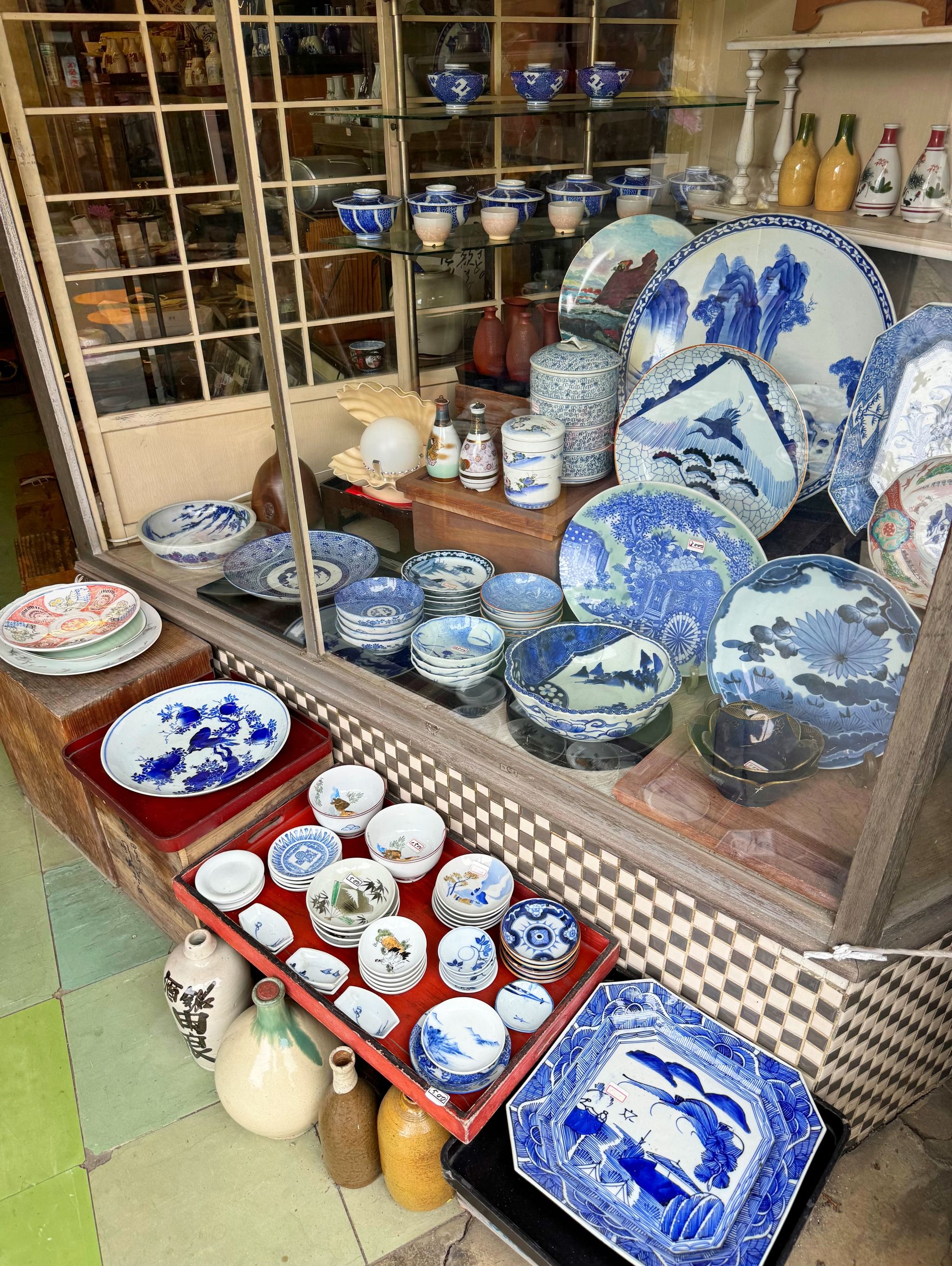 菱屋陶器店 / Hishiya tōki-ten - Japan - Rexby