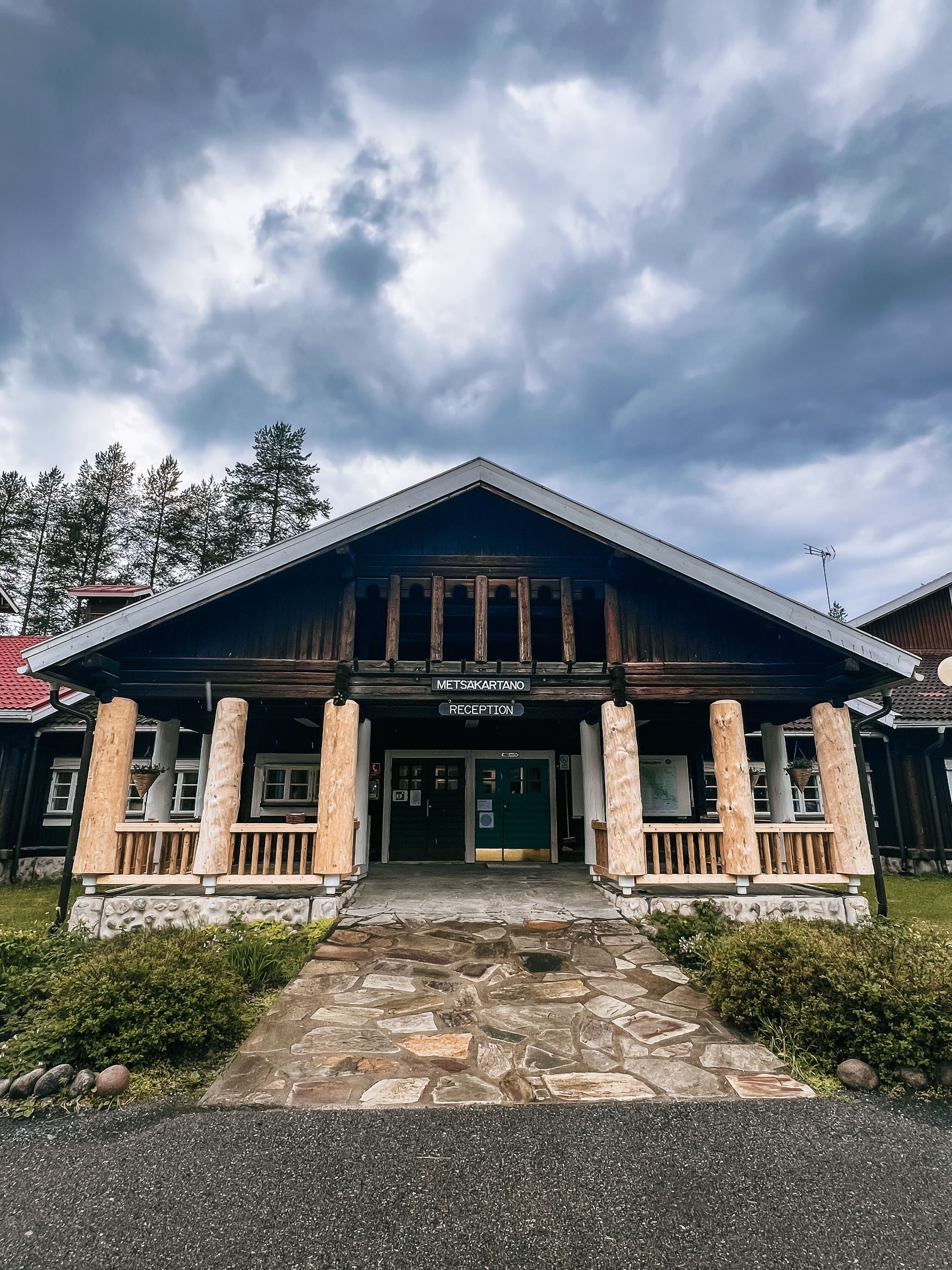 Nuorisokeskus/Youth Center Metsäkartano