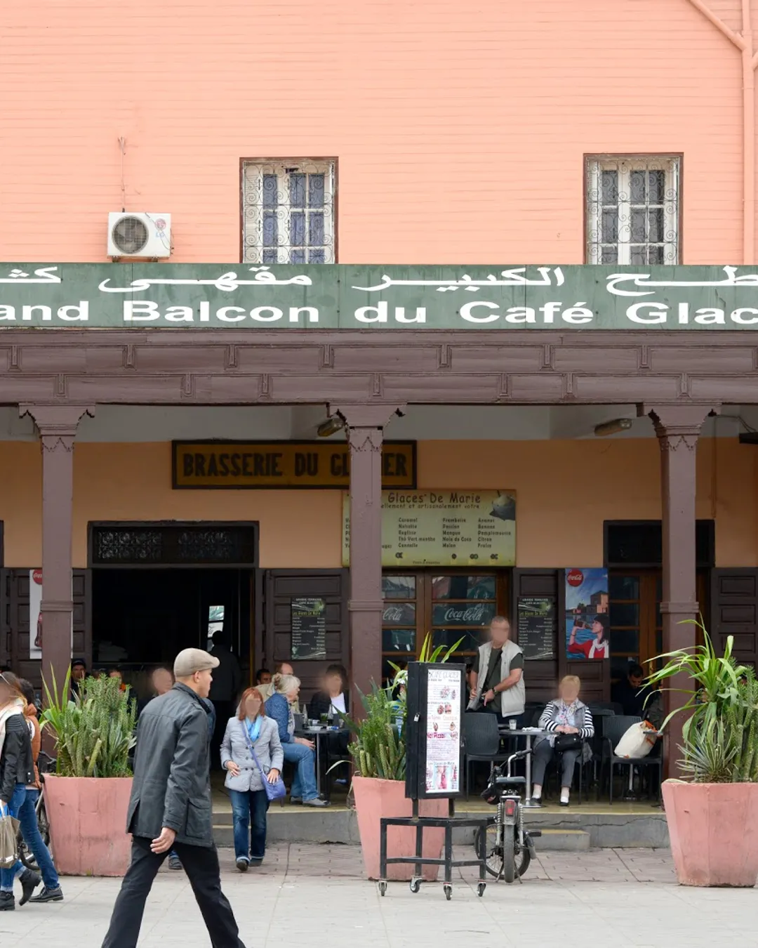 Le grand balcon du café glacier