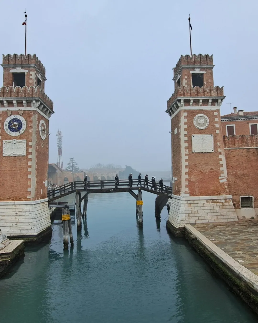 📍 Ponte de l’Arsenale (Wooden Bridge)