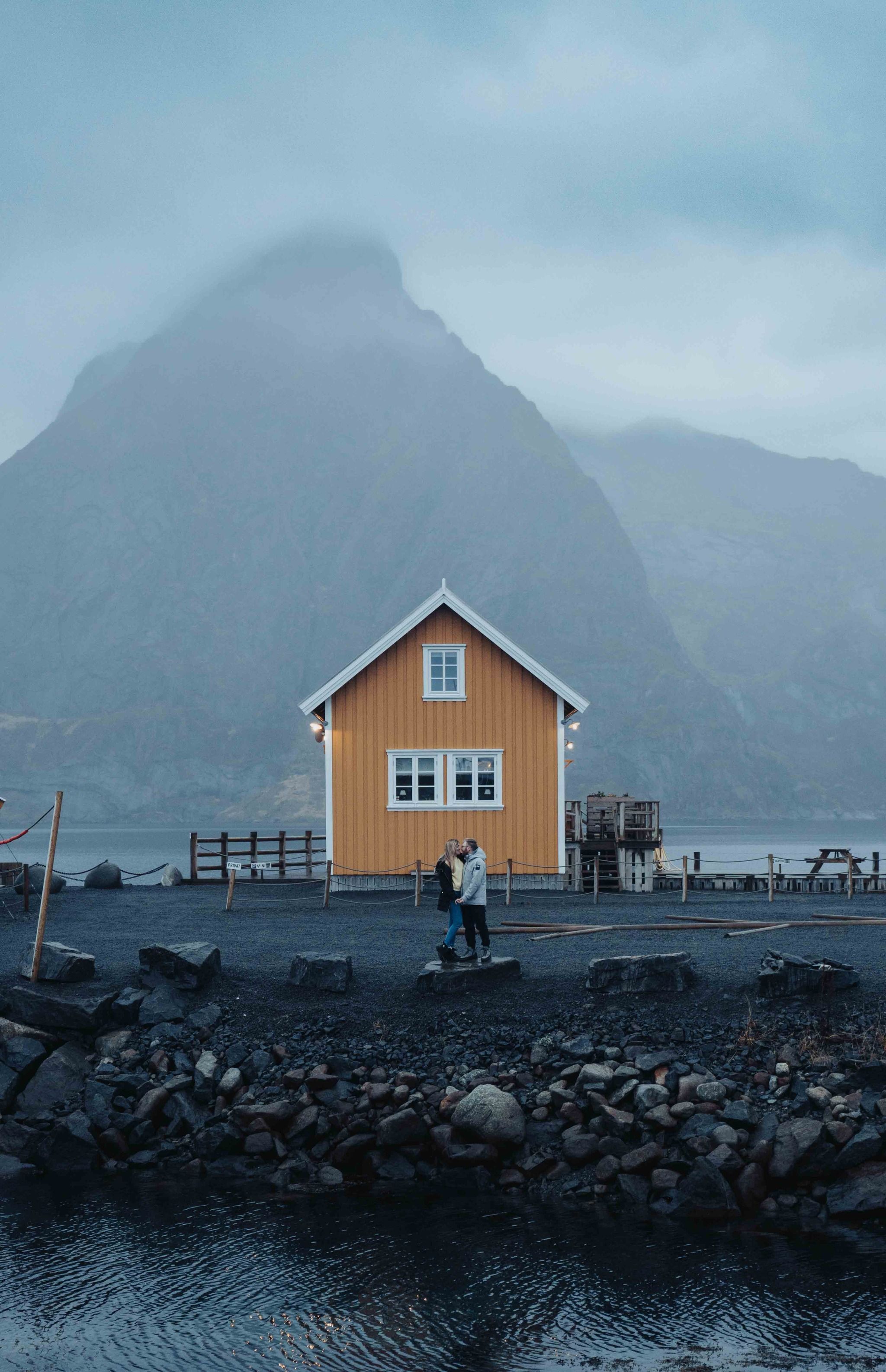 Yellow house with mountain at Sakrisøy