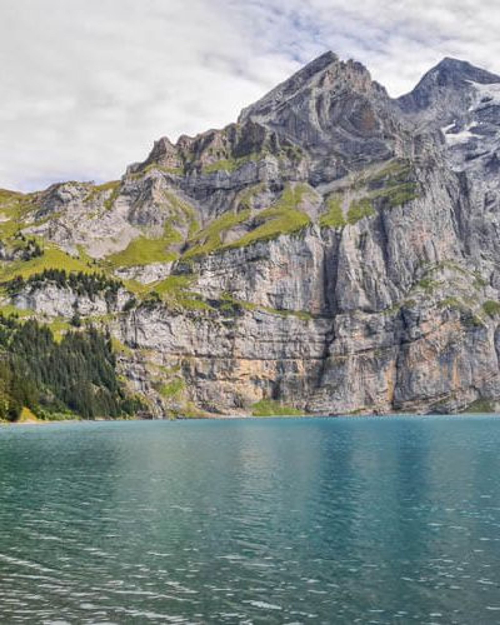 Oeschinensee: Easy walk to alpine lake