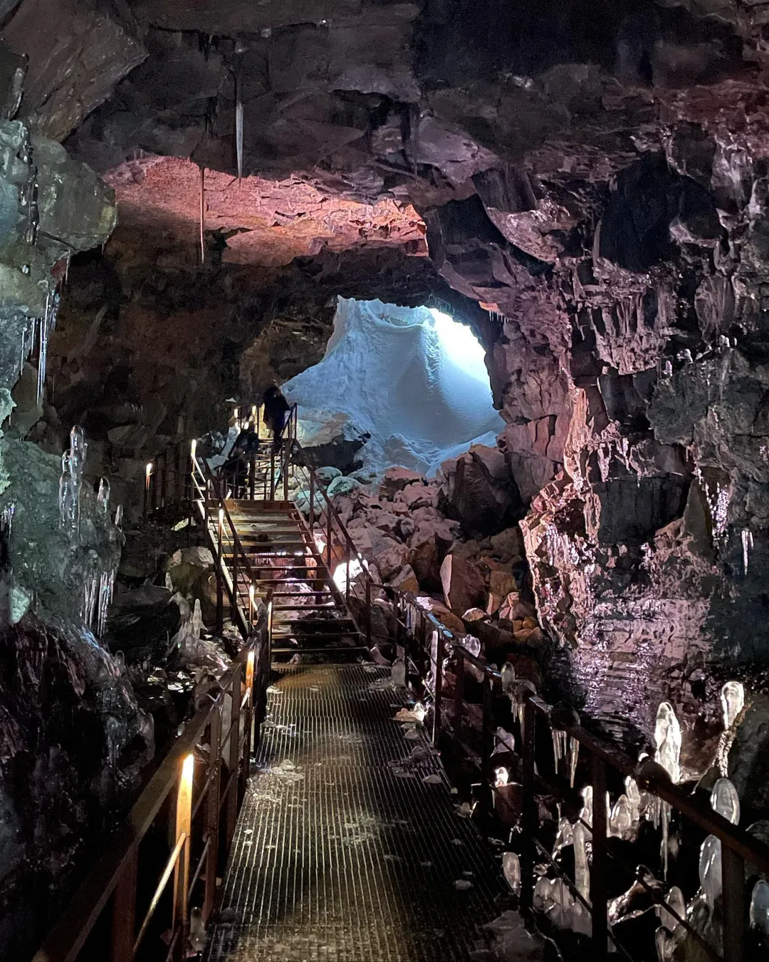 raufarhólshellir lava tunnel